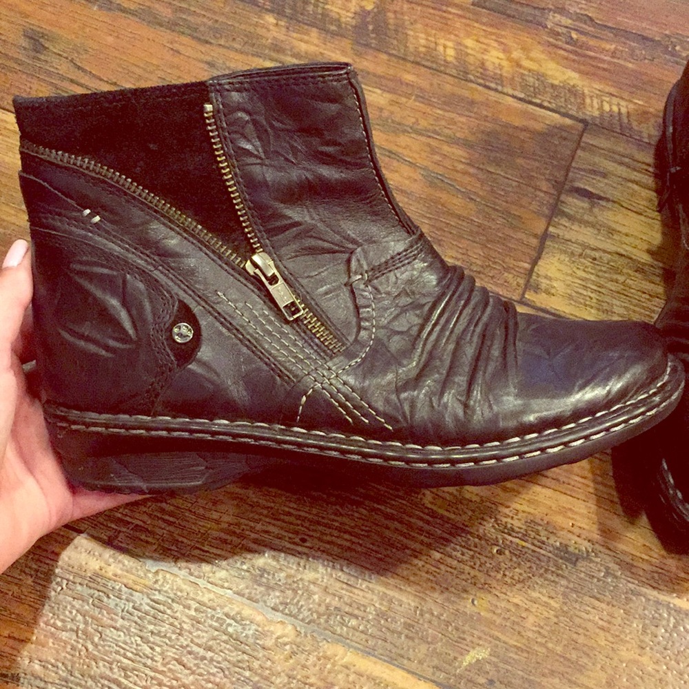 Earth black leather boot